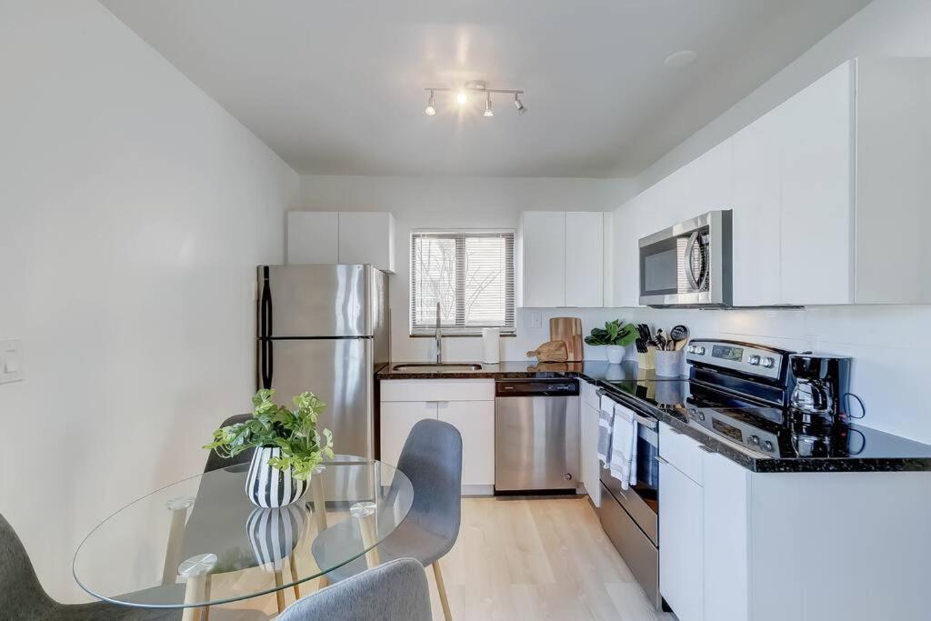 Chic Retreat: 2Br Apartment! فورت لودرديل المظهر الخارجي الصورة