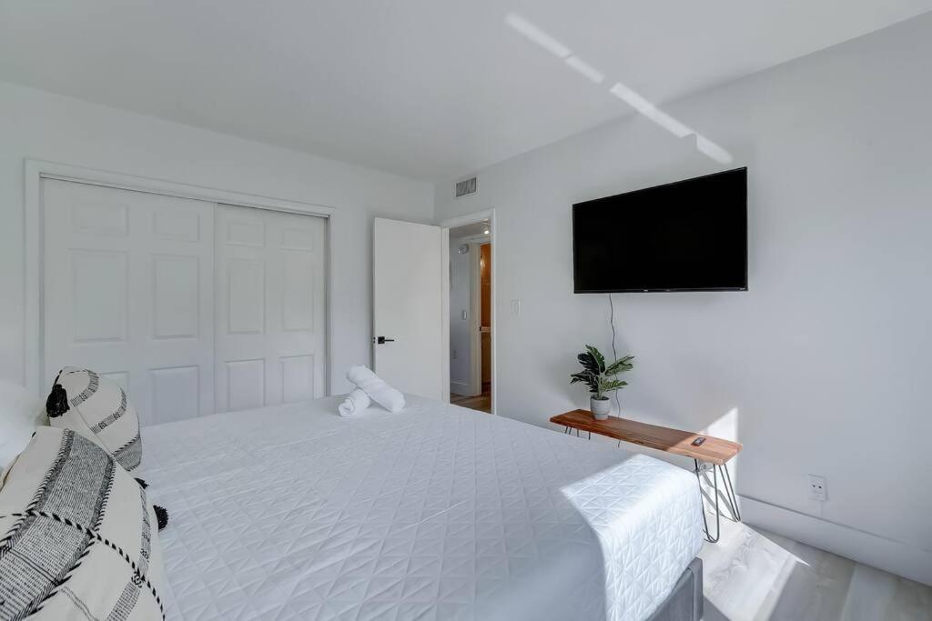 Chic Retreat: 2Br Apartment! فورت لودرديل المظهر الخارجي الصورة