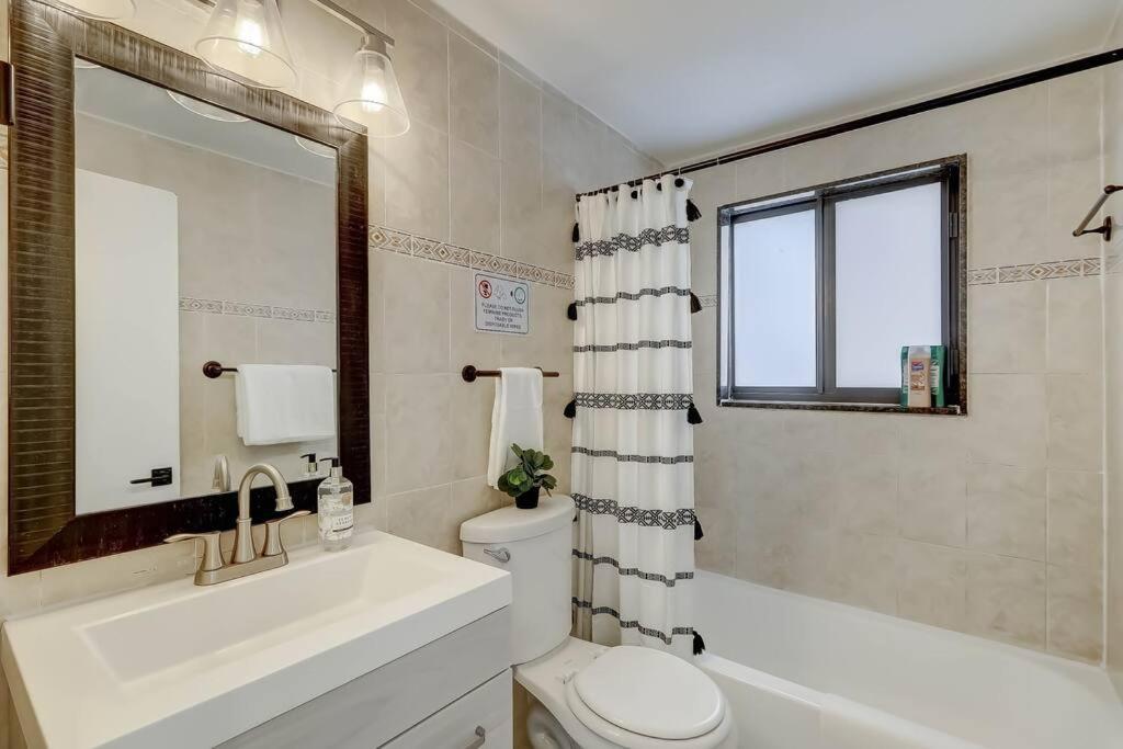 Chic Retreat: 2Br Apartment! فورت لودرديل المظهر الخارجي الصورة
